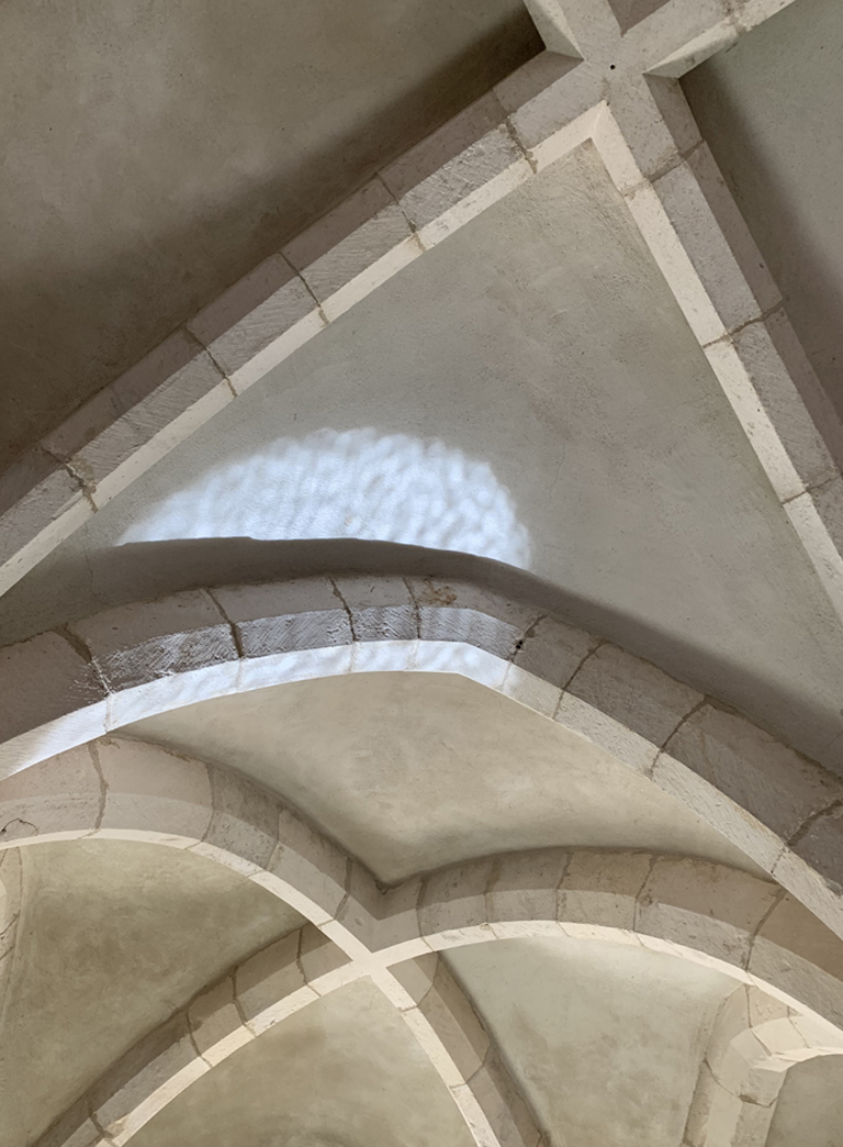 Agence le 6_Design Graphic Paris_Communication corporate_Branding_Strategie de marque_Design global_Brand_Logotype_LES SOURCES DE VOUGEOT_Univers visuel_signaletique_hotel_oenotourisme